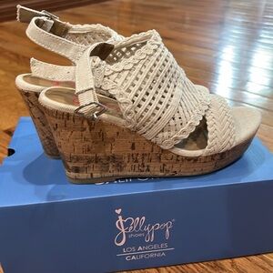 Jellypop Women's Cream Woven Sandals-NEW